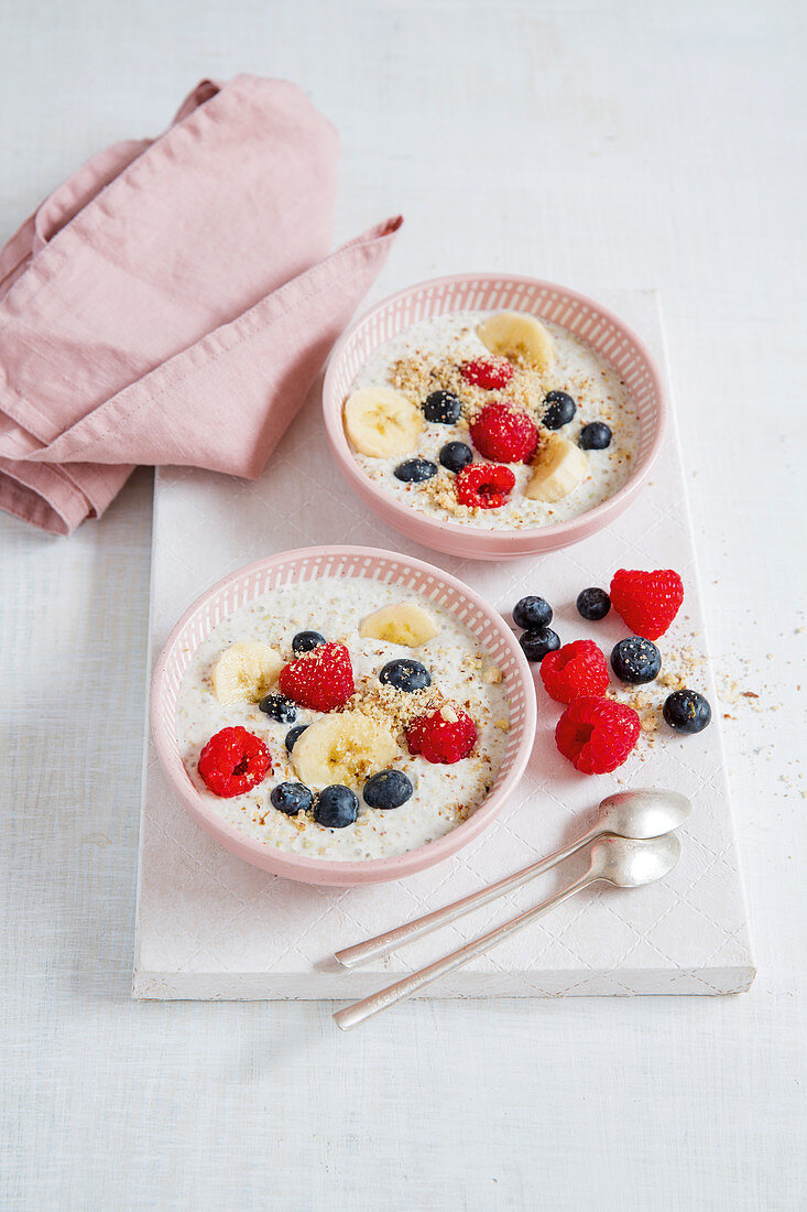 Gluten-free fresh cereal with berries