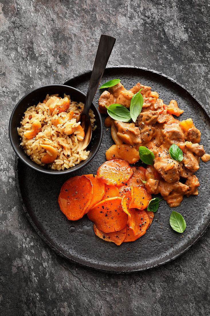 Rindsragout in Erdnusssauce mit afrikanischem Gemüse