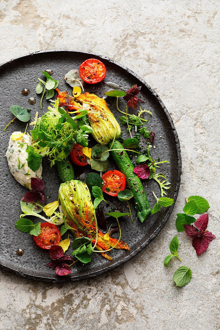 Gefüllte Zucchiniblüten mit Minzcreme