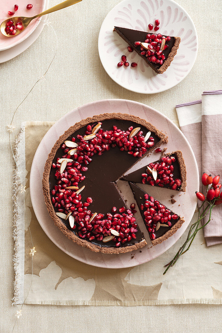 Reis-Mandel-Tarte mit Earl Grey-Schokoladenganache und Granatapfelkernen