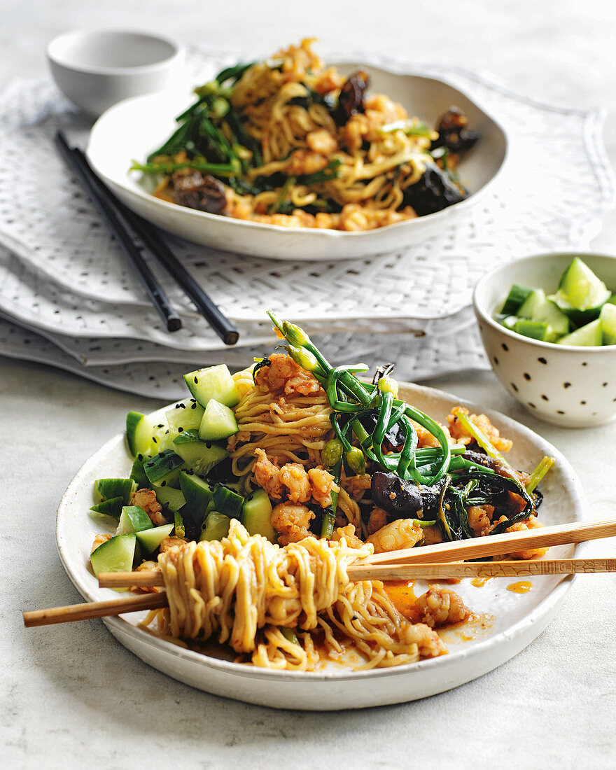 Würzige Nudeln mit Garnelen und Gurke (Asien)