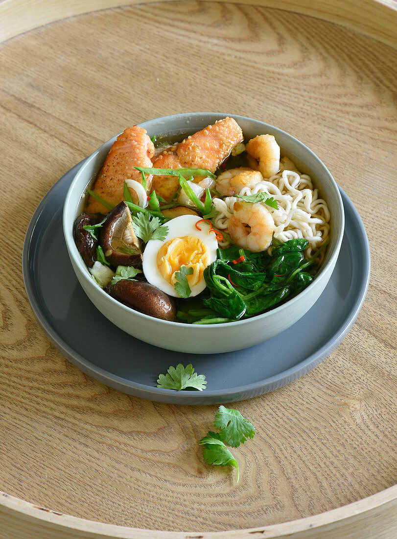 Ramen-Soup-Bowl mit Ei, Shiitake, Garnelen und Lachs