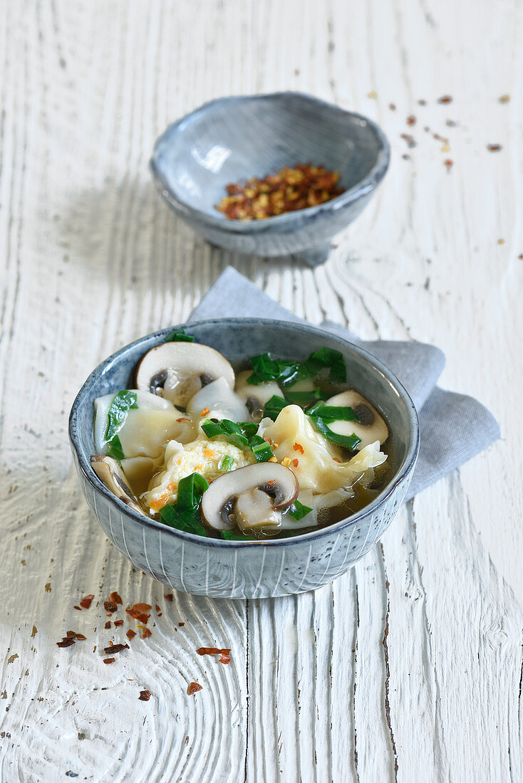 Wan-Tan-Suppe mit Pilzen, Wasserkastanien und Spinat