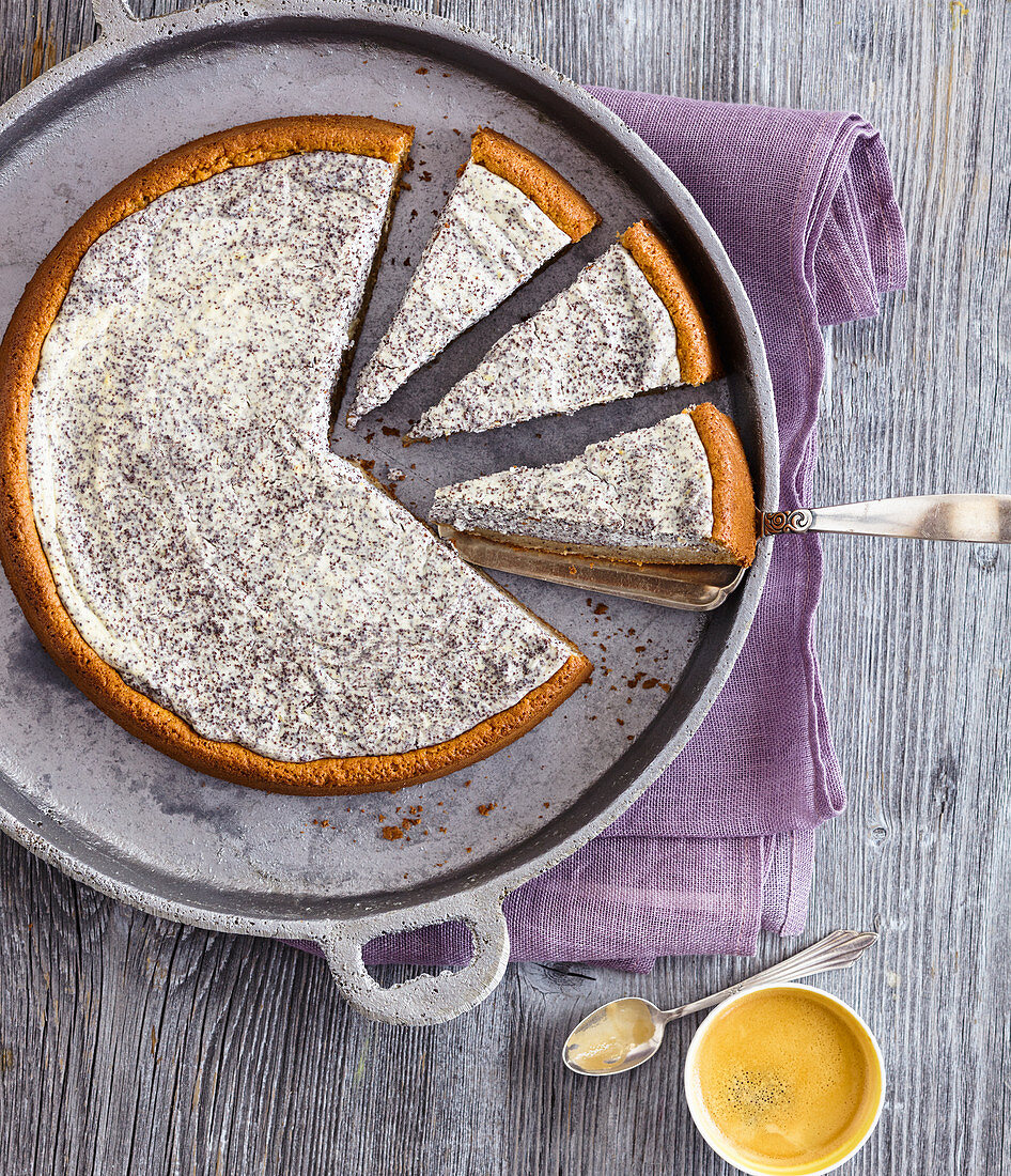 Cheesecake with poppy seeds and lemon