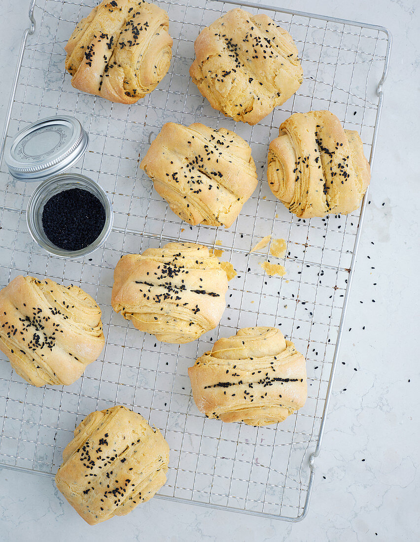 Gefüllte Rollenbrötchen mit Schwarzkümmelsamen