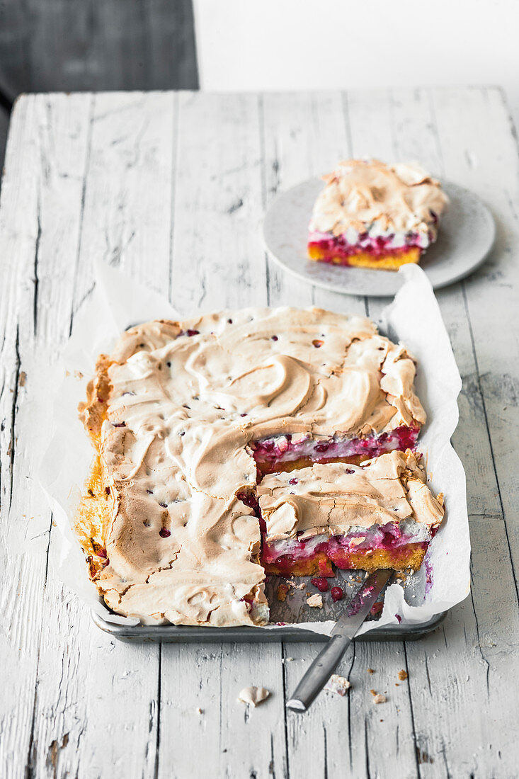 Redcurrant cake with meringue topping