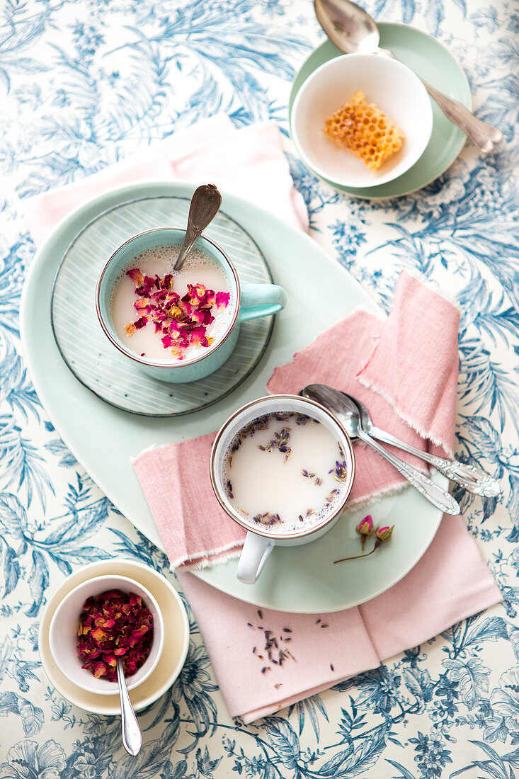 Moon Milk mit Rosenblättern und Lavendel (einschlaffördernd)