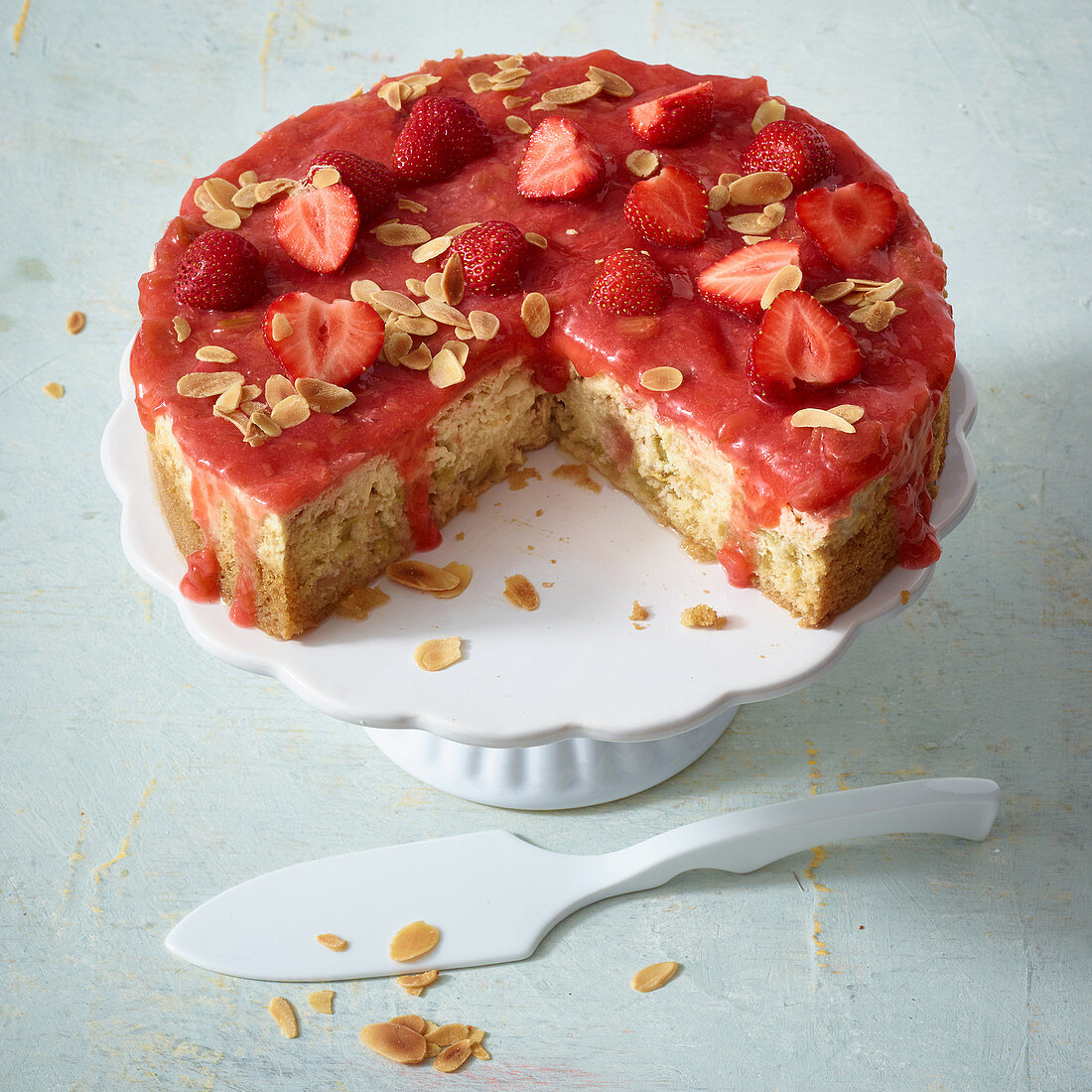 Erdbeer-Rhabarber-Poke-Cake