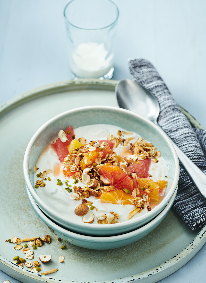 Müsli mit Joghurt, Früchten und Nüssen