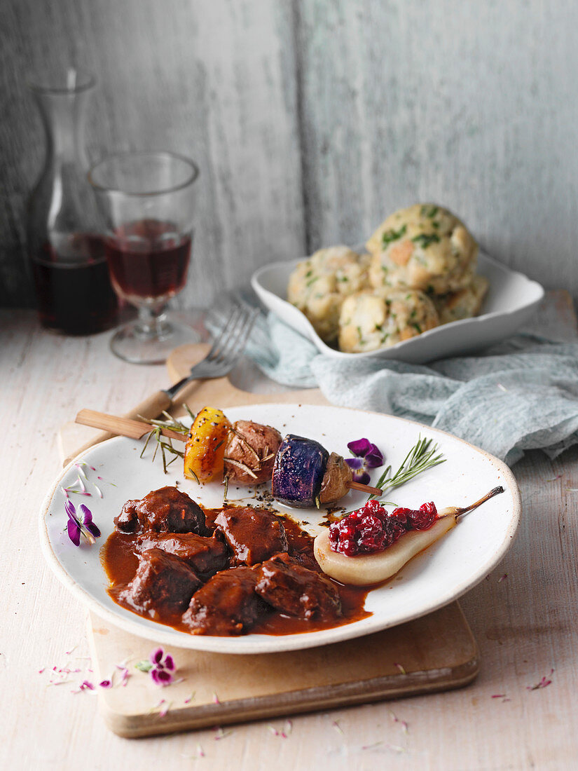 Rehgulasch mit Bärlauchknödeln und buntem Kartoffelspieß