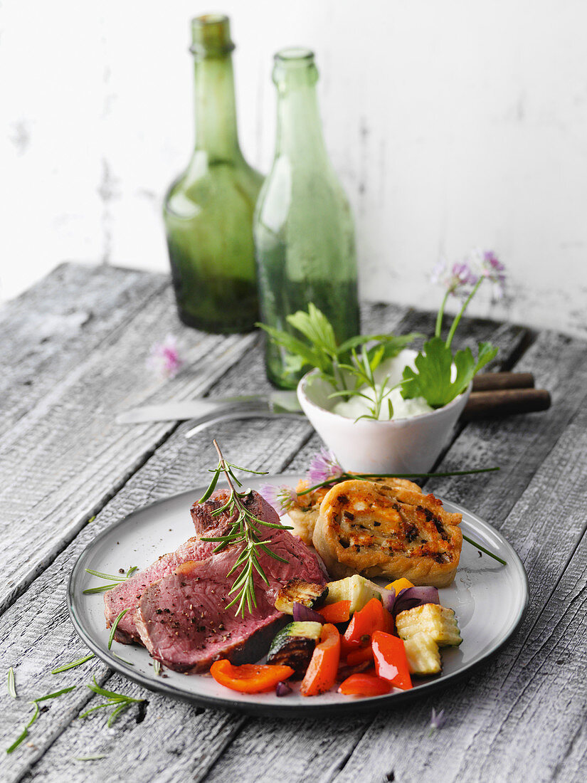 Angus-Roastbeef mit Sommerdip und Kartoffel-Kräuter-Strudel