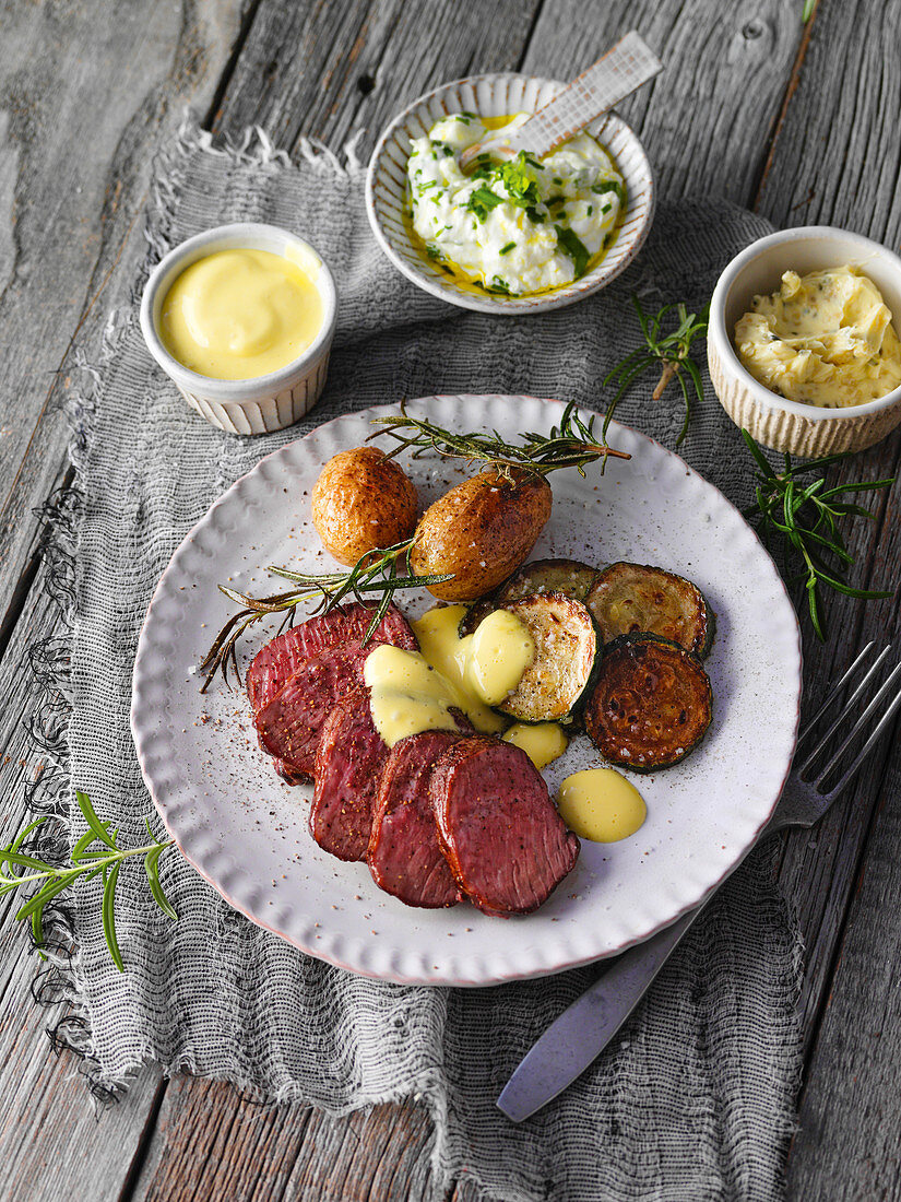 Straußenfilet mit Rosmarinkartoffeln und Zucchinischeiben