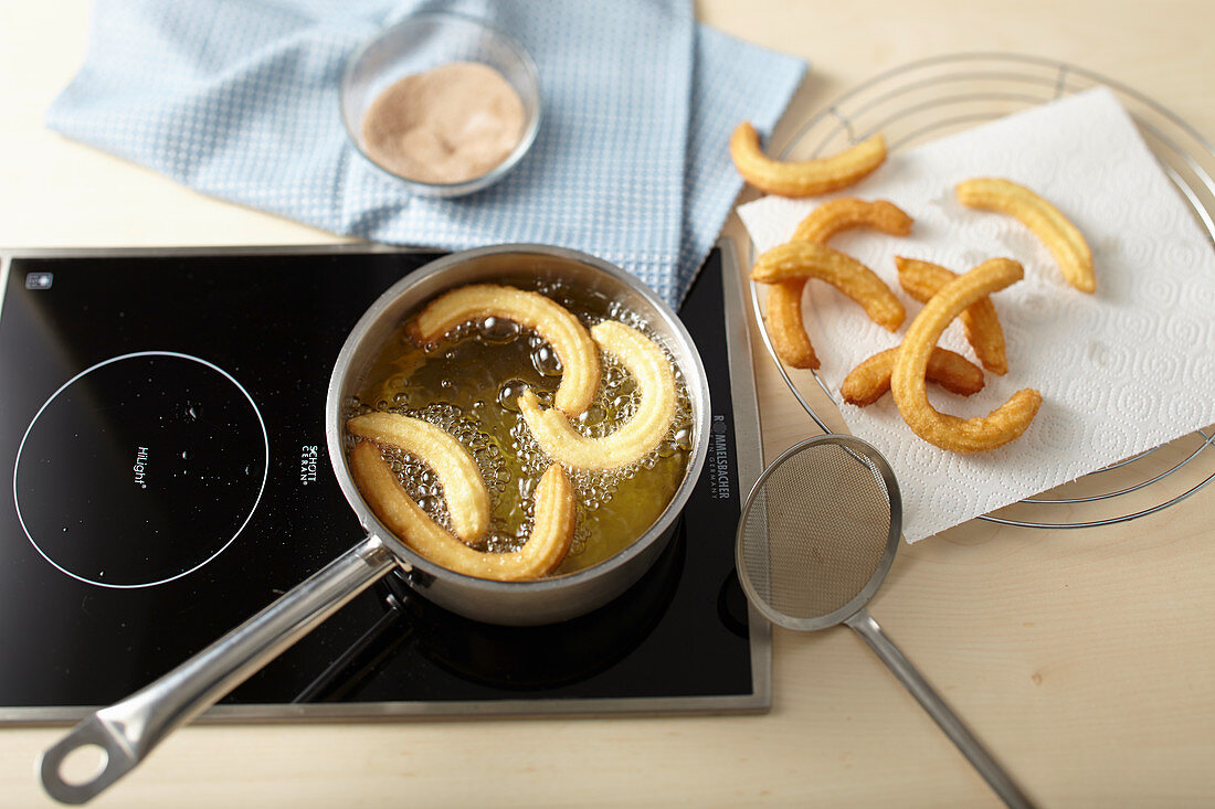 Churros (Spritzgebäck, Spanien) in Frittieröl ausbacken