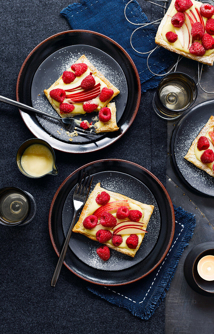 Blätterteiggebäck mit Vanillepudding, Himbeeren und Apfel