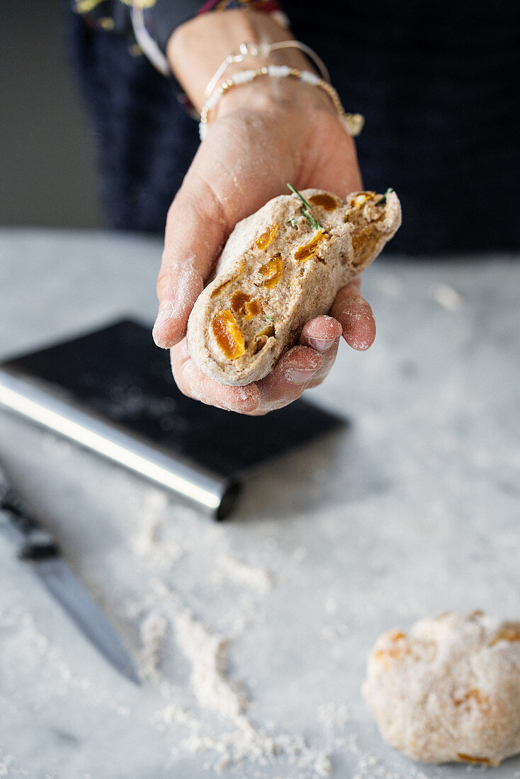 Aprikosen-Rosmarin-Brötchen backen