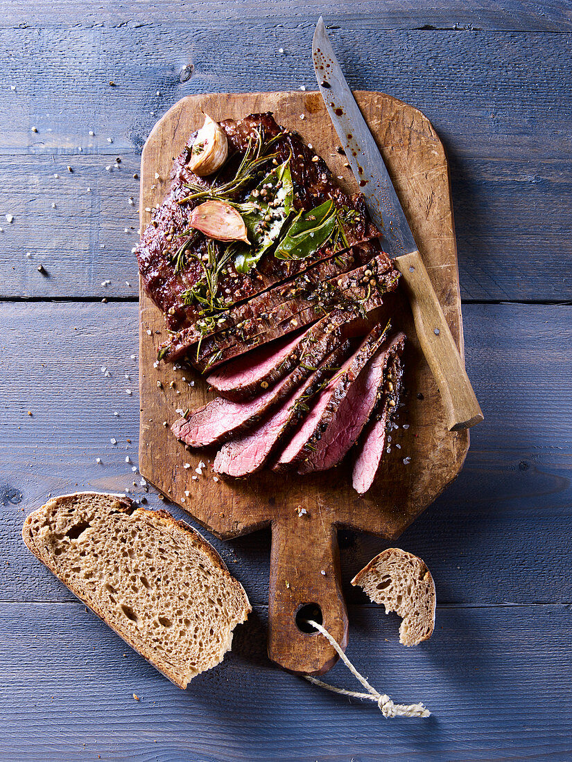 Flank Steak aus der Grillpfanne serviert mit Brot