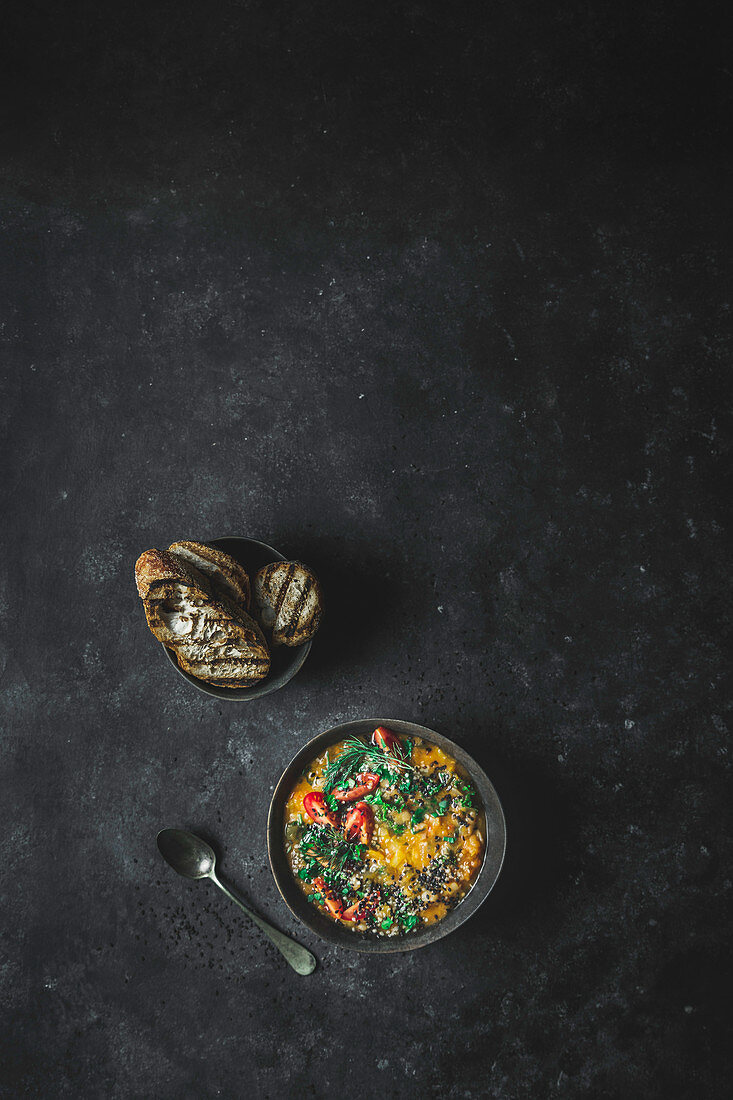 Bunte Gemüsesuppe mit weissen Bohnen