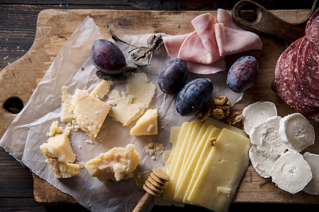 Italienische Käseplatte mit Schinken, Salami, Pflaumen und Walnüsssen