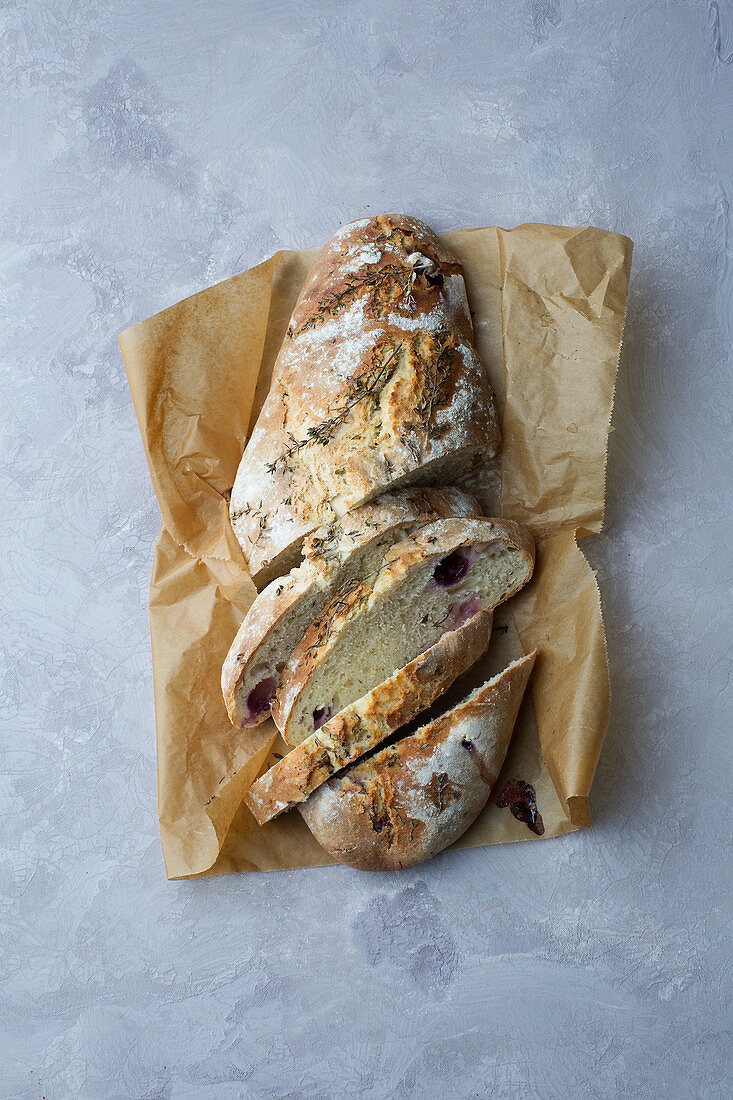 Knusperbrot mit Käse und Trauben