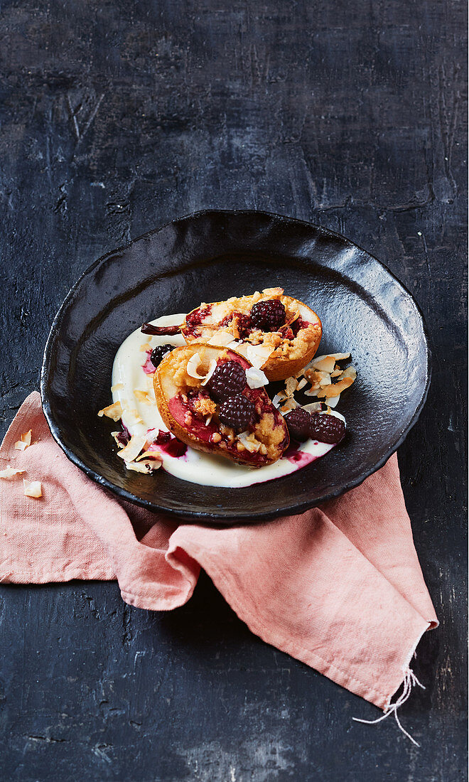 Birnen-Streusel-Auflauf mit Brombeeren und Cheesecake-Sauce