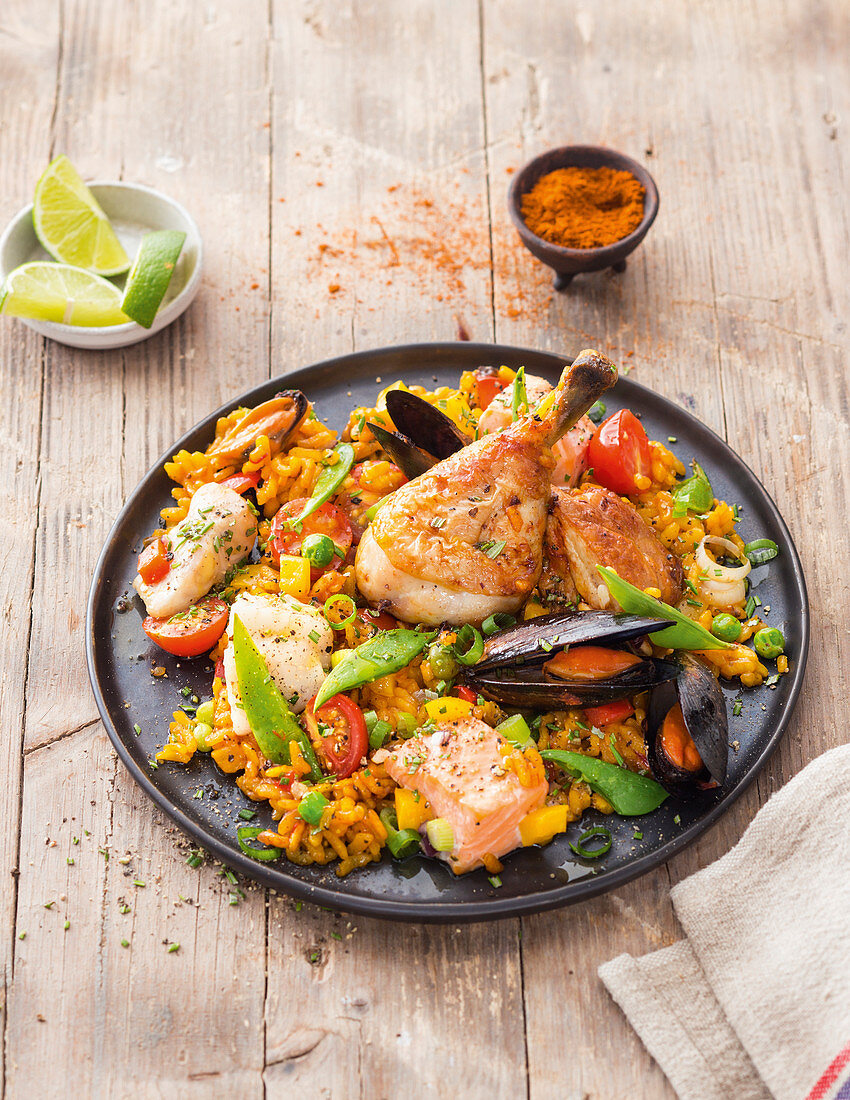 Spanische Paella mit Hähnchen und Meeresfrüchten