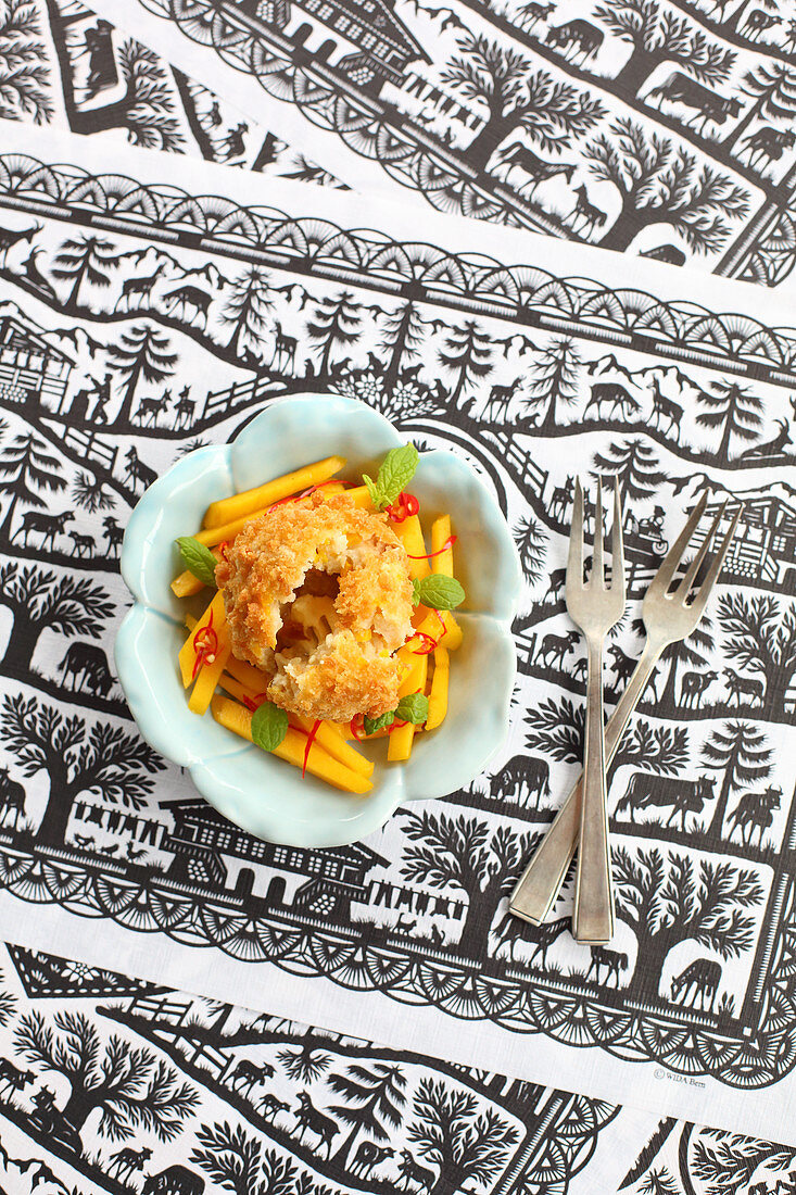 Kürbisknödel auf Mango-Chili-Salat