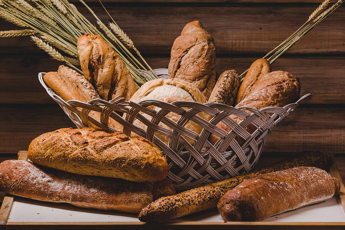 Verschiedene Brote mit Ähren im Brotkorb