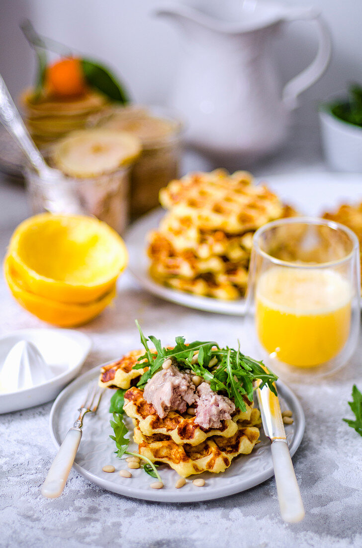 Kartoffelwaffeln mit Schweinefleisch-Hähnchen-Terrine, Rucola und Pinienkernen