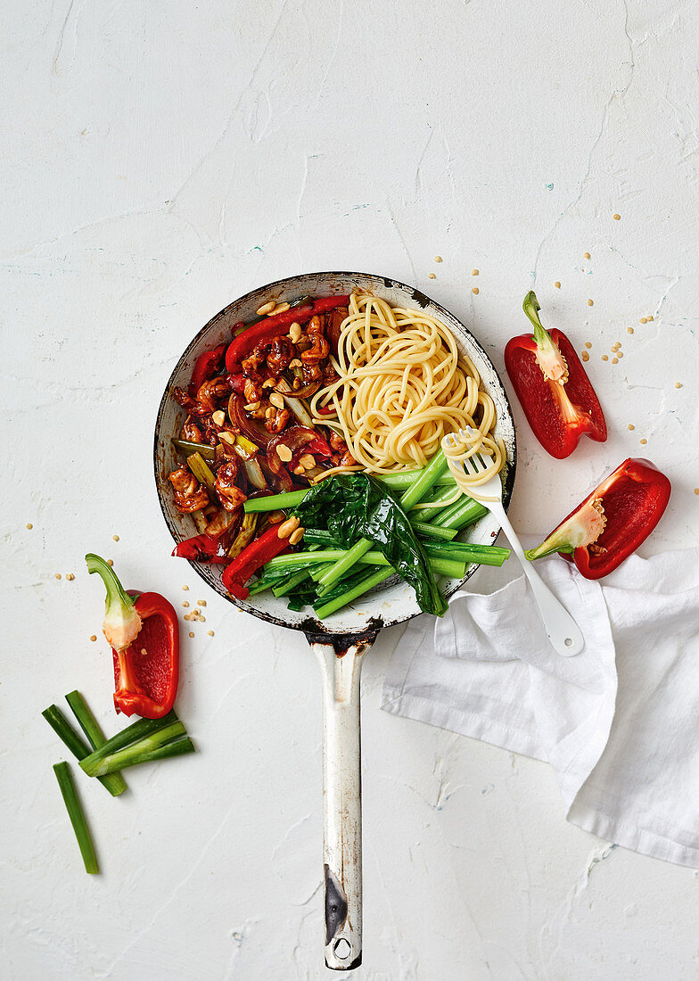 Kung Pao Spaghetti mit Garnelen, Paprika und Choi Sum (China)