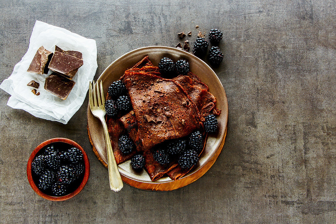 Schokoladencrepes mit frischen Brombeeren