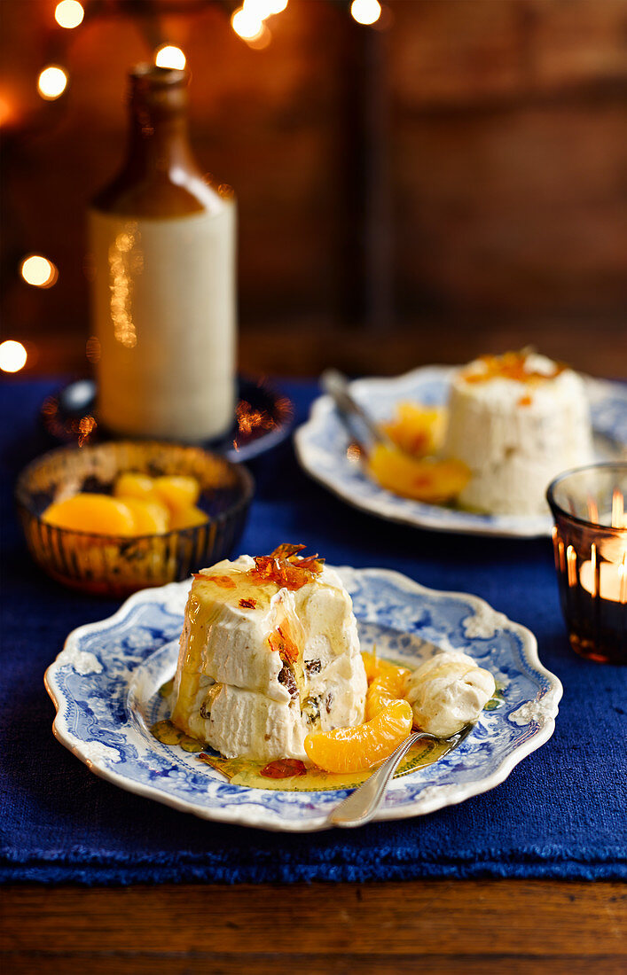 Eisbombe mit Mandarinen zu Weihnachten