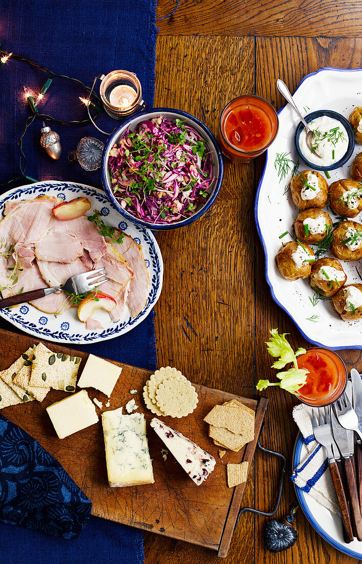 Weihnachtsbuffet mit Schinken, Coleslaw, Ofenkartoffeln, Käse und Crackern