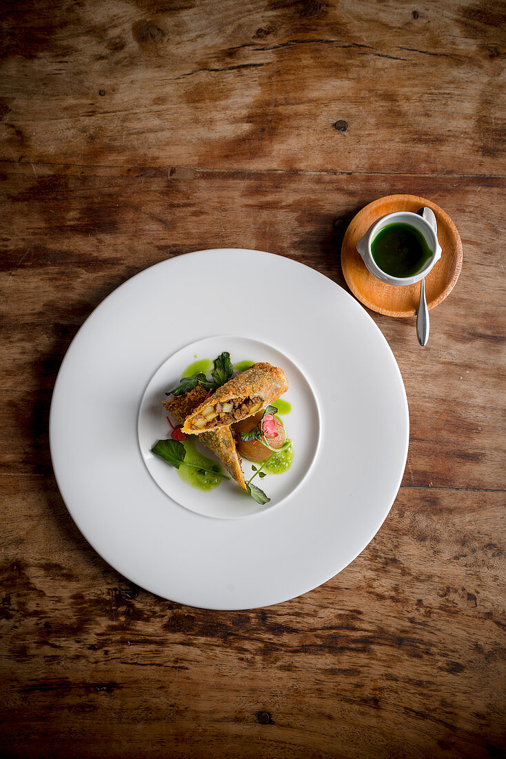 Lammröllchen mit Bramley Apfelketchup und würziger Brunnenkresse