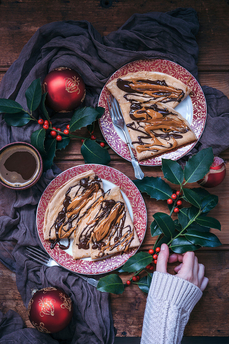 Weihnachtliche Crepes mit dunkler Schokolade und Erdnussbutter (Aufsicht)