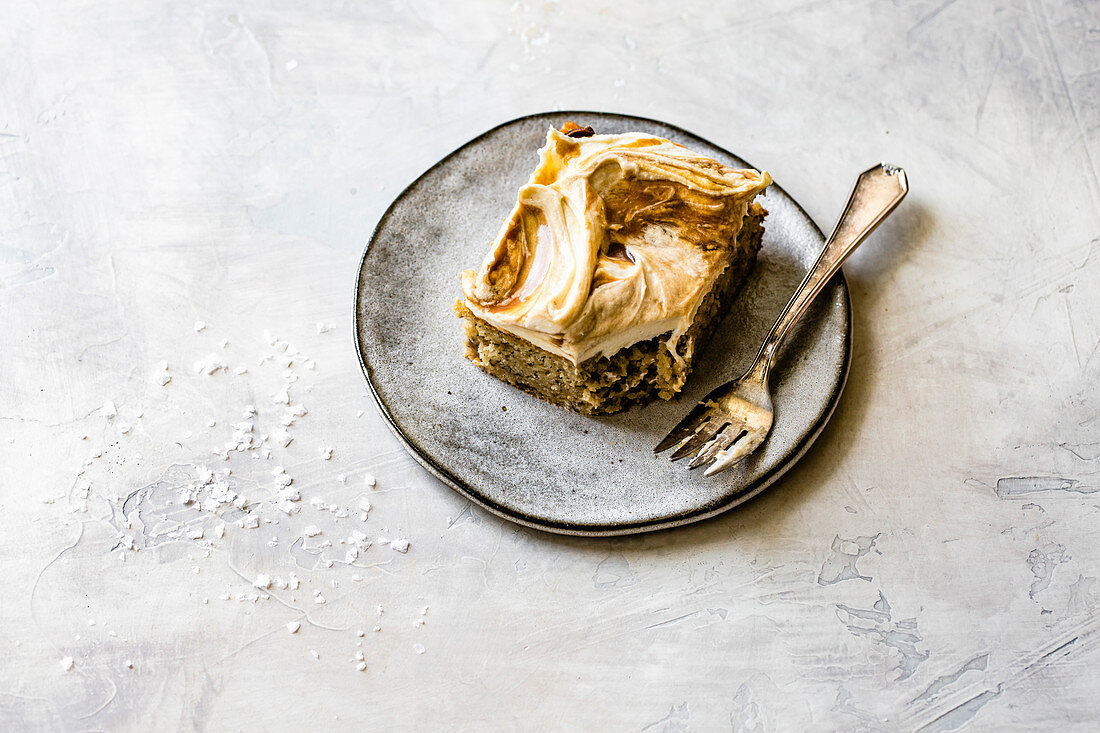 Ein Stück Bananenkuchen mit Butterscotch auf Teller