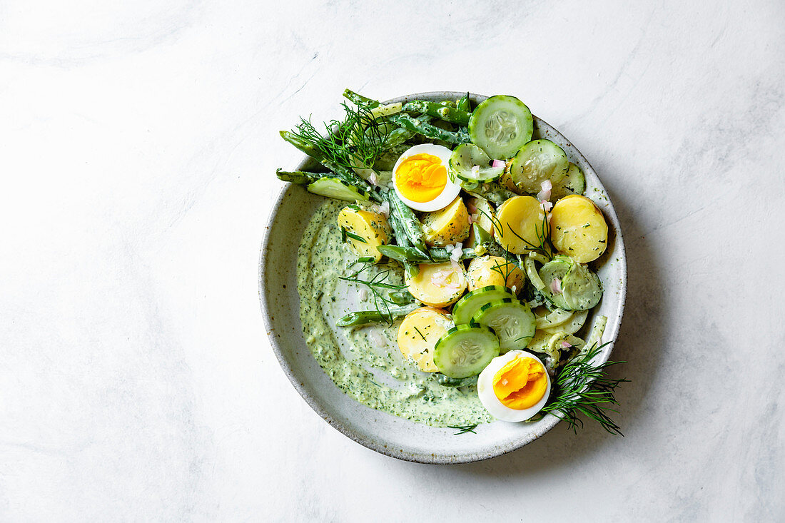 Kartoffelsalat mit Ei, Gurke, grünen Bohnen und Green Goddess-Dressing