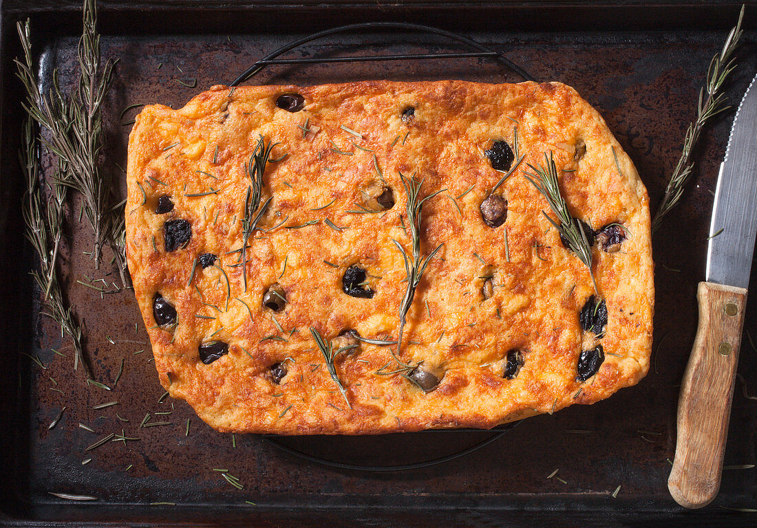 Fladenbrot mit Cheddar, Rosmarin und Oliven auf Abkühlgitter