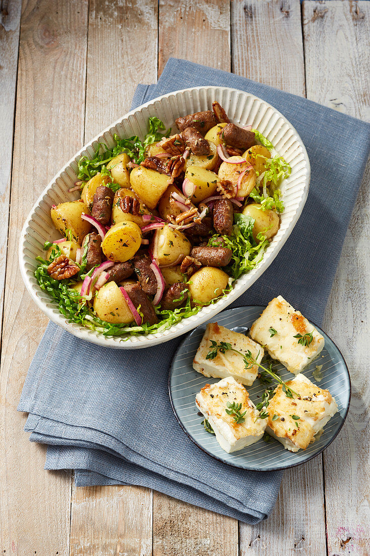 Kartoffelsalat mit Merguez und gebratenem Feta