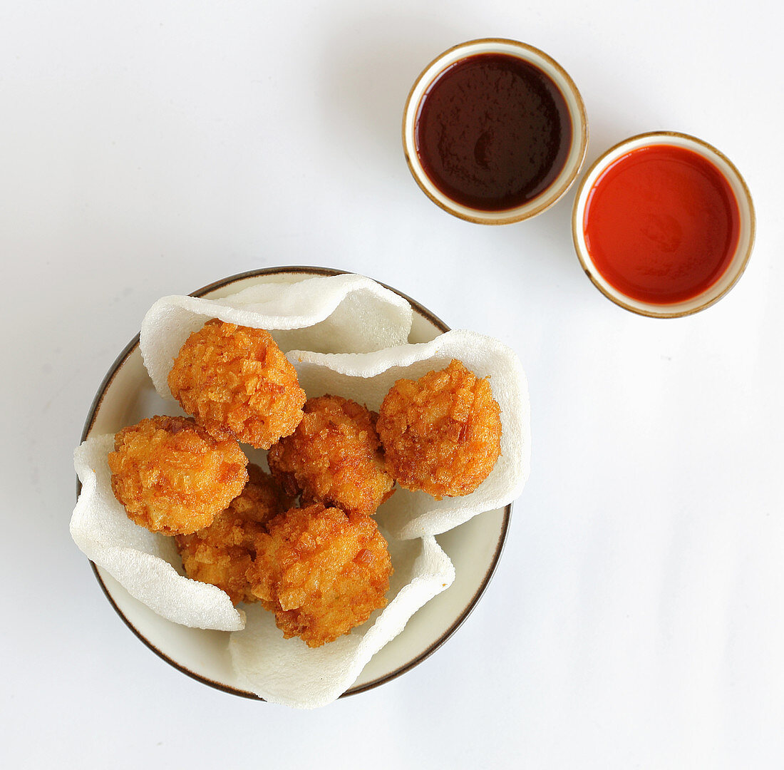 Garnelenbällchen auf Krupuk