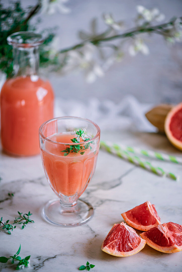 Rosa Grapefruitlimonade mit Thymian