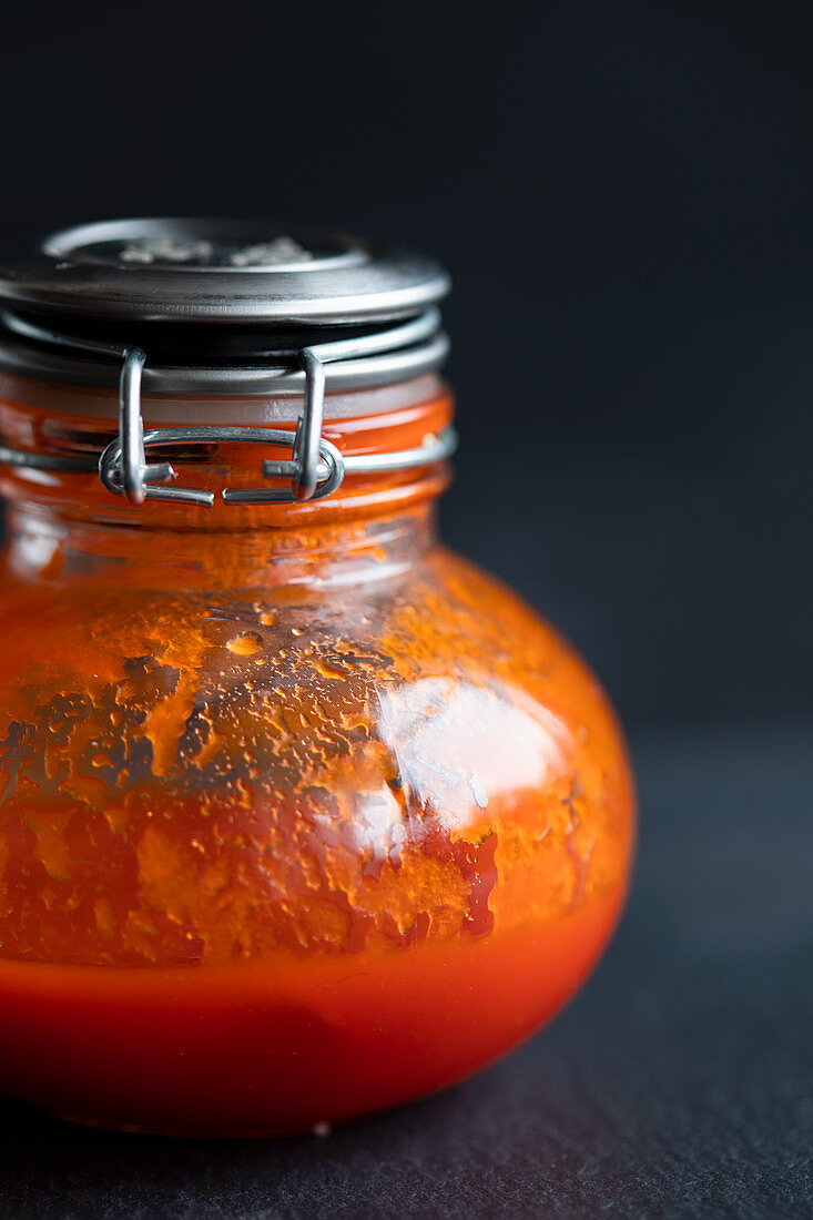 Hausgemachte Sriracha-Sauce im Glas