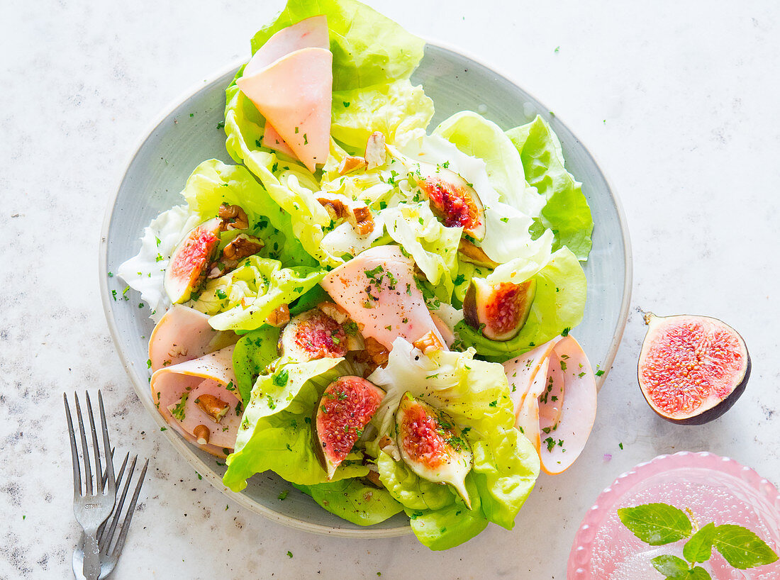 Blattsalat mit Feigen und Putenbrust