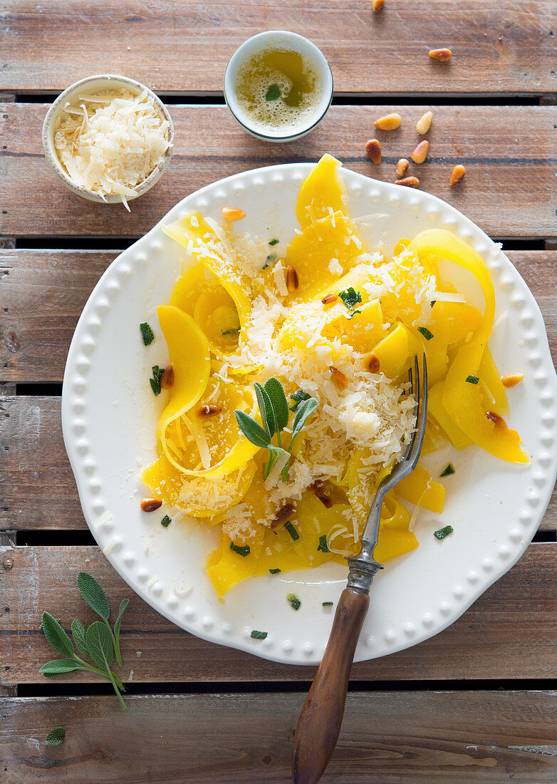 Kürbis-Tagliatelle mit Parmesan und Pinienkernen