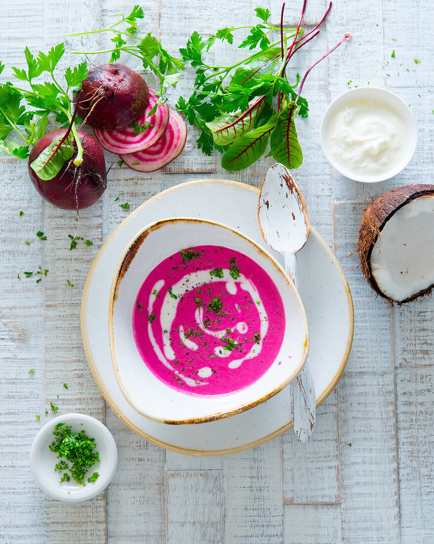 Rote-Bete-Kokos-Suppe mit Kräutern