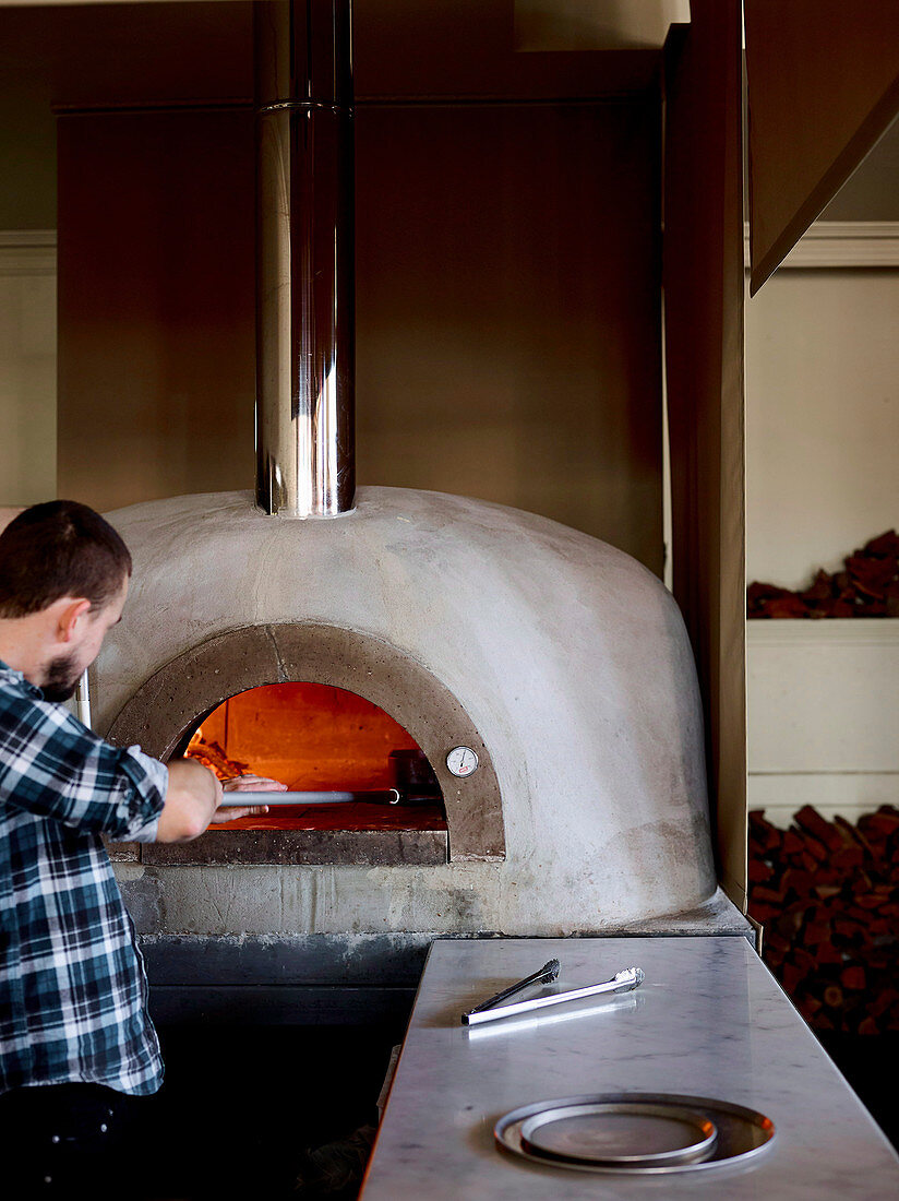 Pizzabäcker am Pizzaofen