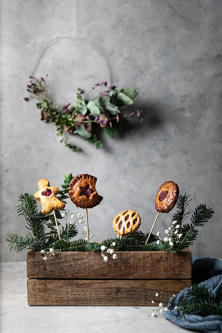 Weihnachtliche Minipie-Pops gefüllt mit Chia-Himbeermarmelade