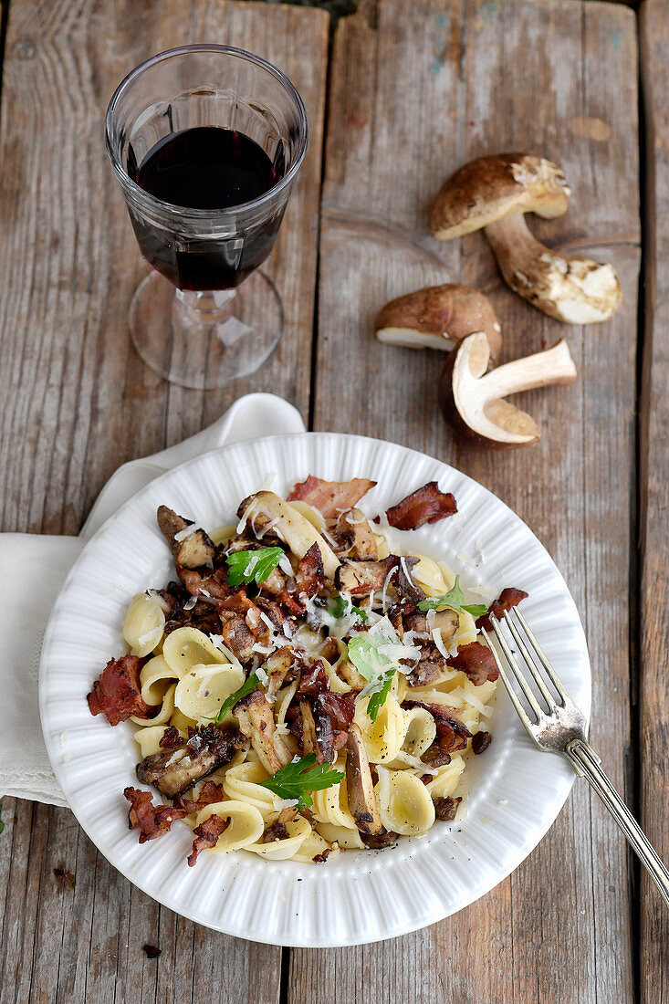 Orecchiette mit Pilzen, Speck und Gremolata