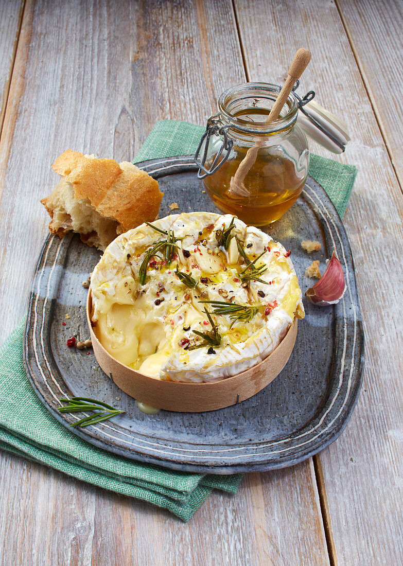 Baked Camembert with rosemary and honey