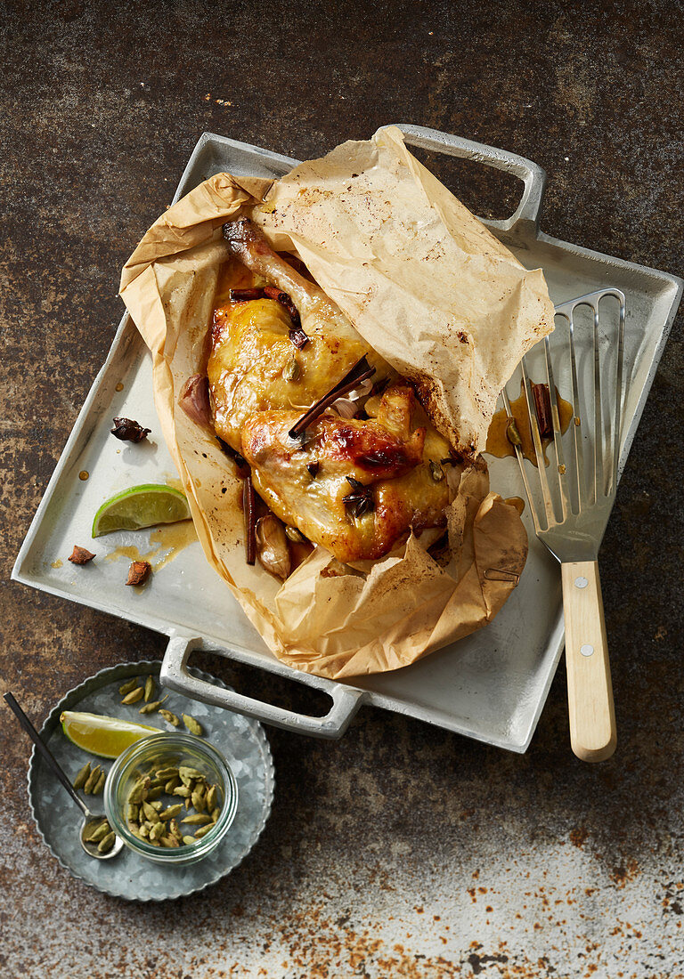 Hähnchen mit Honig, Sojasauce und Gewürzen aus dem Backpapier