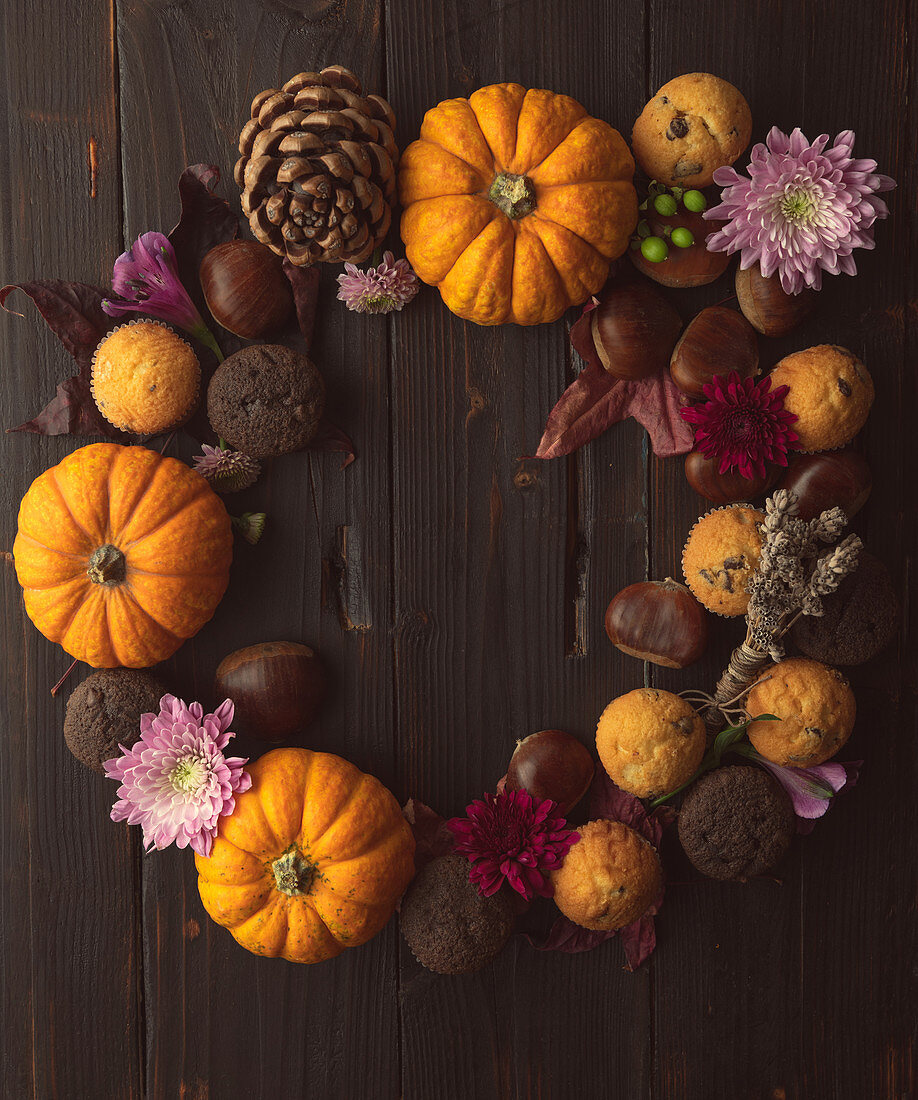 Herbstlicher Kranz mit Kürbis und Muffins